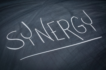 Obraz premium synergy word on blackboard