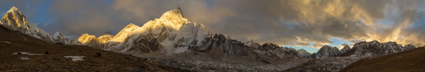 Panoramic view from Gorakshep Viewpoint on Everest Base Camp trail
