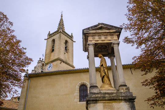 Vue sur la statue et église de village de Mane, Alpes de Haute Provence, France. © Marina