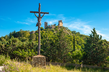 Obraz premium Ruine of the castle of Grimaud Village