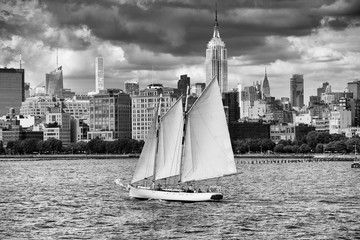 Gaff Ketch Adirondack against NYC Skyline 2018 © Ma.Co.Ev. - Support