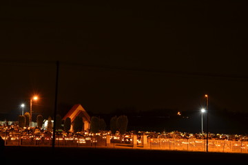 Cmentarz w nocy oświetlony zniczami © Agnieszka