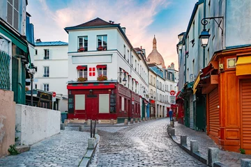 Selbstklebende Fototapeten Leere Straße, Café und Sacre-Coeur am Morgen, Viertel Montmartre in Paris, Frankreich © Kavalenkava