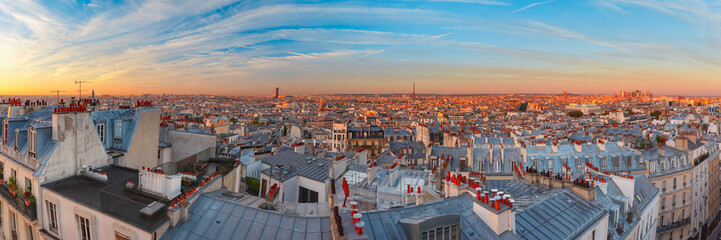 Vue panoramique aérienne de Montmartre sur les toits de Paris au beau lever de soleil, Paris, France