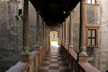 Fototapeta na wymiar passaggio coperto tra Castelvecchio e il cortile dei Leoni; Castello del Buonconsiglio, Trento