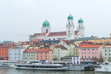 Schiffe vor Donauufer Passau