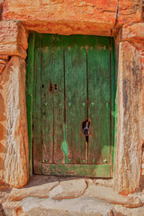 Puerta antigua y rustica verde