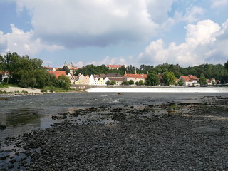 Niedrigwasser im Flussbett in Landsberg am Lech im Hochsommer bei Sonnenschein mit schönen Wolken...