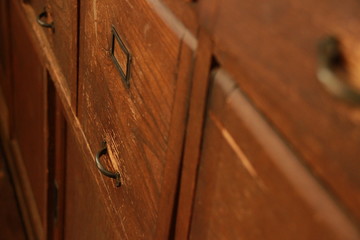 日本の古いレトロな昭和な戸棚の扉下駄箱