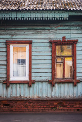 Fototapeta na wymiar Modern plastic window next to the old wooden frame