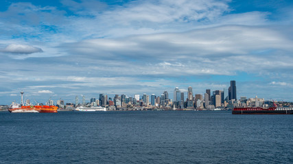 Obraz premium Downtown Seattle Skyscrapers with Multiple Boats in the Bay