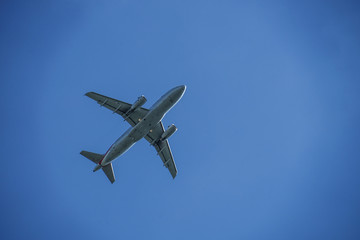 青空と飛行機のイメージ