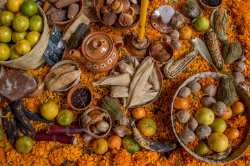 comida organica mexicans, alimentos sanos, ofrenda mexicana con comida y flores, dia de muertos