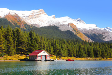 Fototapeta na wymiar Maligne lake in Jasper national park Canada