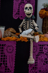 Fototapeta premium catrina mexicana folklore huesos tradiciones halloween maquillaje puebla día de los muertos ofrenda por los muertos