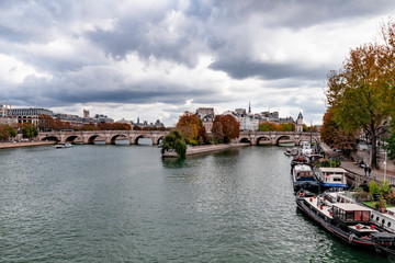 Obraz premium Top view of the Seine river surrounding the Cité island in Paris, France