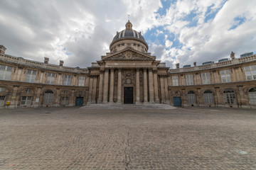 Fototapeta na wymiar The Institut de France viewed from the pont des Arts