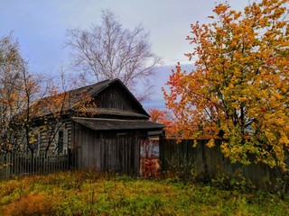 Fototapeta na wymiar Old house, autumn