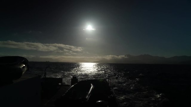 silueta de la popa del barco de la armada navegando en la ma&ntilde;ana, en el oceano pacifico sur, Chile