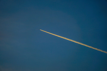 飛行機雲のイメージ