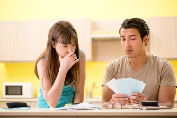 Obraz premium Young family struggling with personal finance