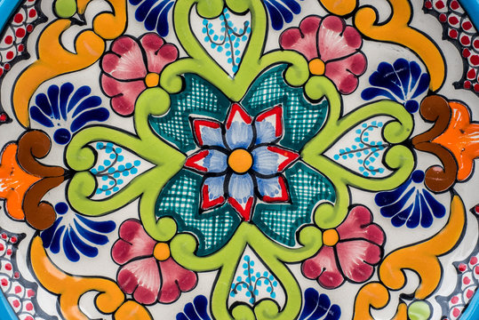 dise&ntilde;o de platos de talavaera pintados a manos con figuras geometricas multicolores