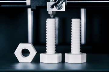 Herstellung von Schrauben und Muttern mit einem 3D Drucker, Ersatzteile und Kleinteile werden vor...