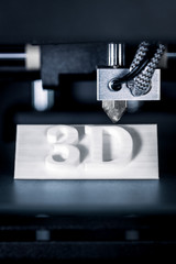 Schild mit Schriftzug oder Text 3D wird oder wurde gedruckt, Konzept moderne Technologie 3D Drucker
