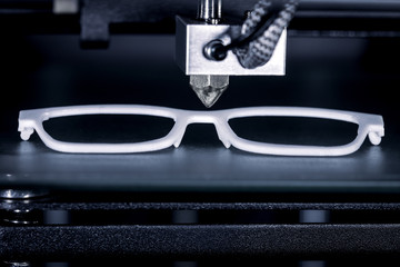 Brillengestell wird mit einem 3D Drucker gedruckt, Konzepte wie günstige Brillengestelle oder Entlastung der Krankenkassen, neue Produktionsverfahren der Optiker - obrazy, fototapety, plakaty