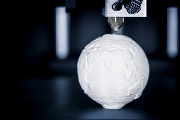 Globus wird oder wurde in einem 3D Drucker gedruckt, Konzepte wie Globalisierung und fortschrittliche Technologie