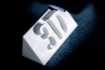 Schild mit Schriftzug oder Text 3D wird oder wurde gedruckt, Konzept moderne Technologie 3D Drucker