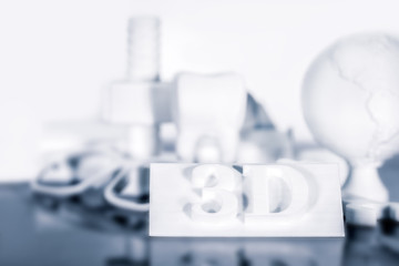 Verschiedene Filament Modelle aus einem 3D Drucker mit Reflexion vor einem weißen Hintergrund