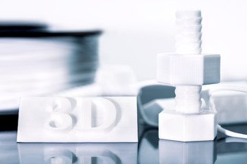 Verschiedene Filament Modelle aus einem 3D Drucker mit Reflexion vor einem weißen Hintergrund