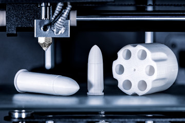Patronen und Revolvertrommel werden in einem 3D Drucker gedruckt, Konzepte wie Waffenhandel und...