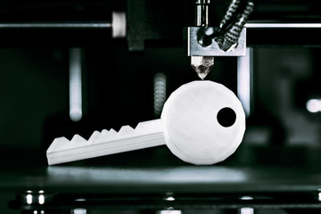 3D Drucker druckt einen Schlüssel aus, Konzepte wie fortschrittlicher Schlüsseldienst oder neue...