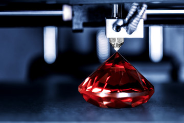 3D Drucker druckt einen Edelstein aus, Rubin mit transparentem Filament oder anderem gläsernen...