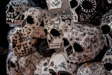 calaveras de pael blanco y negro con diseños modernos, dia de muertos