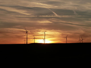 Sonnenuntergang mit Windrädern