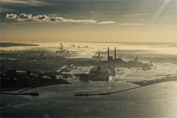 Fototapeta na wymiar vue aérienne du port du Havre en Seine Maritime en France dans la brume