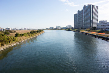 Obraz premium View of Tama River from Shin-Rokugo Bridge between Tokyo and Kanagawa Prefecture.