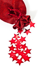 Sacchetto in stoffa rossa con stelline rosse su fondo bianco.