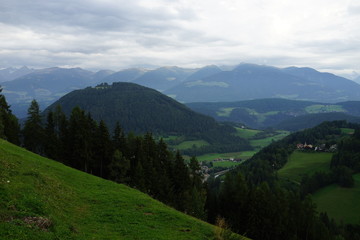 Fototapeta na wymiar Blick von Onach, St. Lorenzen. Tirol in das Gadertal