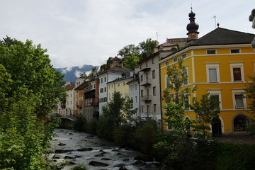 Fototapeta na wymiar Häuserzeile an der Rienz in Bruneck Südtirol