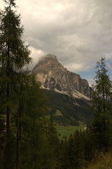 Blick auf den Sassongher bei Corvara-Kolfuschg in den Südtiroler Dolomiten