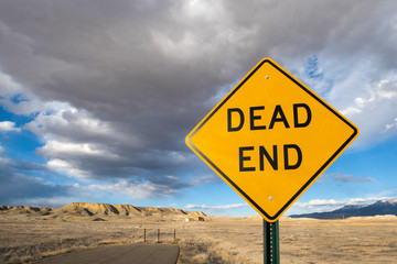dead end sign on a dead end road in the desert - obrazy, fototapety, plakaty