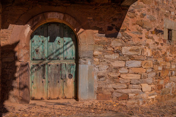 Puertas de madera antigua colorada verde