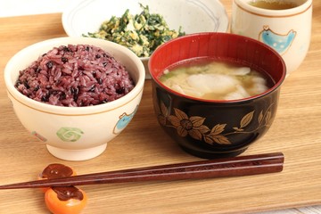 黒米と豚汁の食事