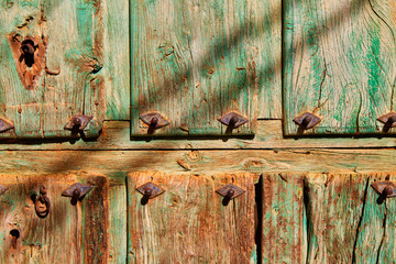 Puertas de madera antigua colorada verde