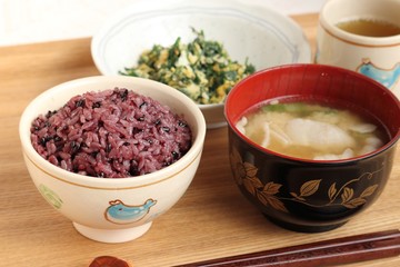 黒米と豚汁の食事