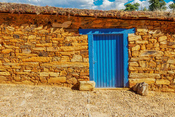 Fachada y puerta de madera antigua azul